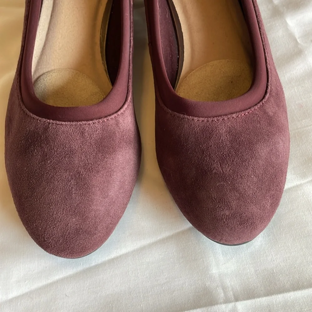 Clarks Collection Maroon Suede Wedge Shoes. Very Good Condition. Size 10M.